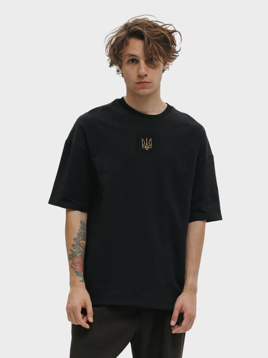 Футболка чоловіча чорна з вишитим тризубом