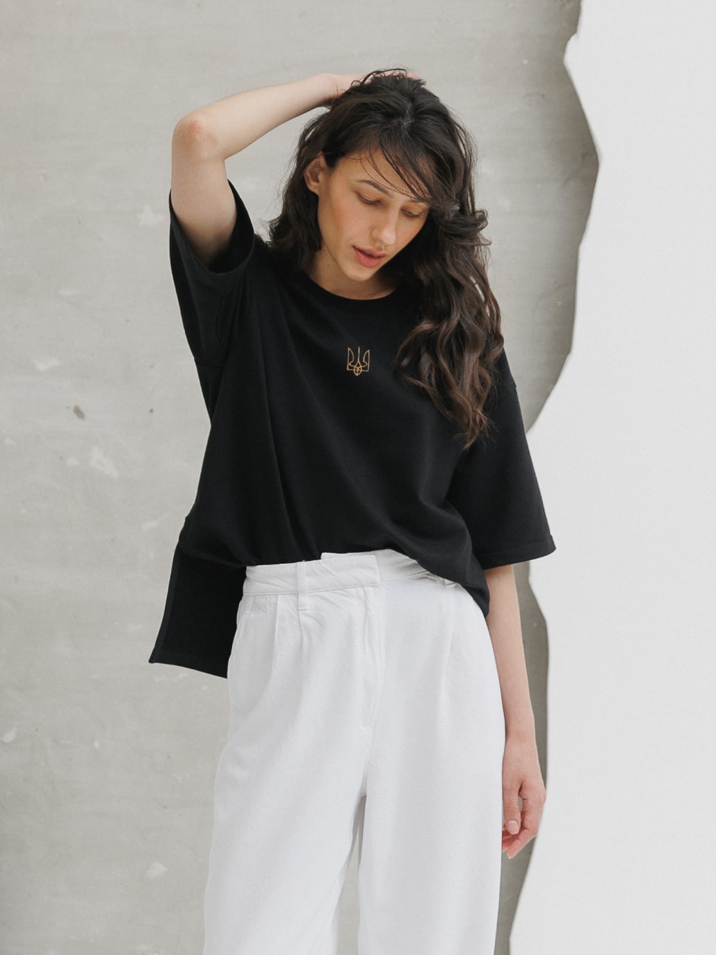 Футболка жіноча чорна з вишитим тризубом