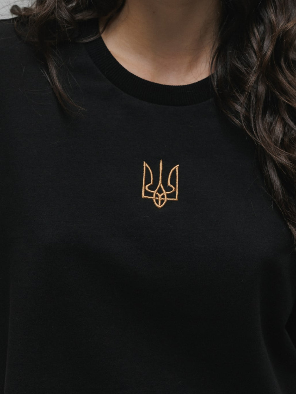 Футболка жіноча чорна з вишитим тризубом