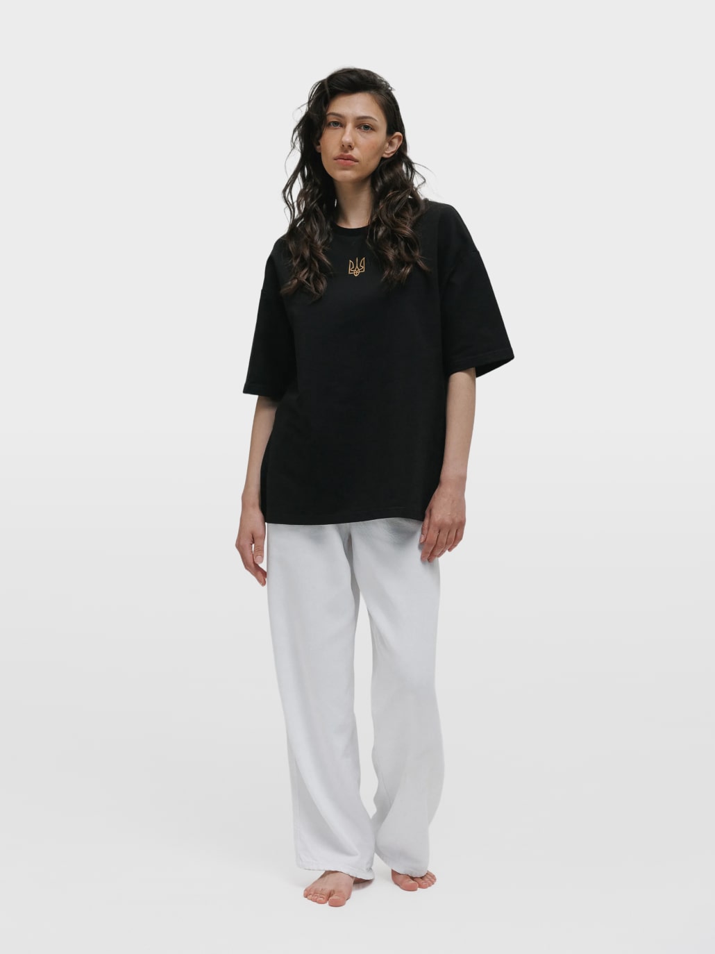 Футболка жіноча чорна з вишитим тризубом