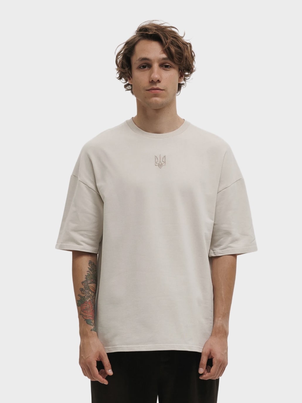 Футболка чоловіча бежева з вишитим тризубом