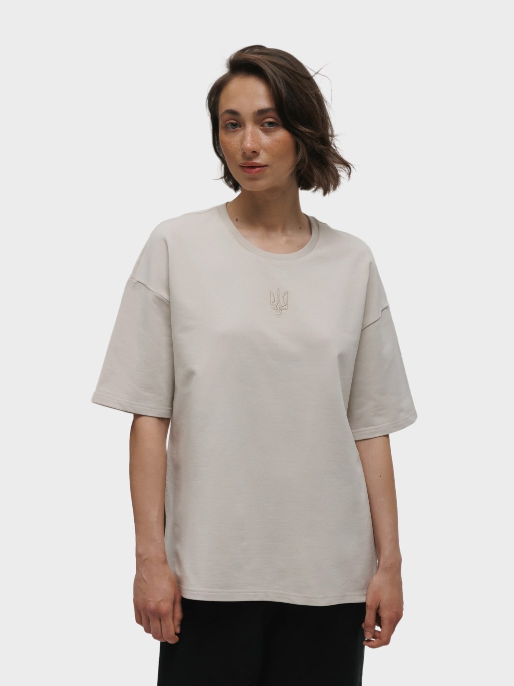 Футболка жіноча бежева з вишитим тризубом