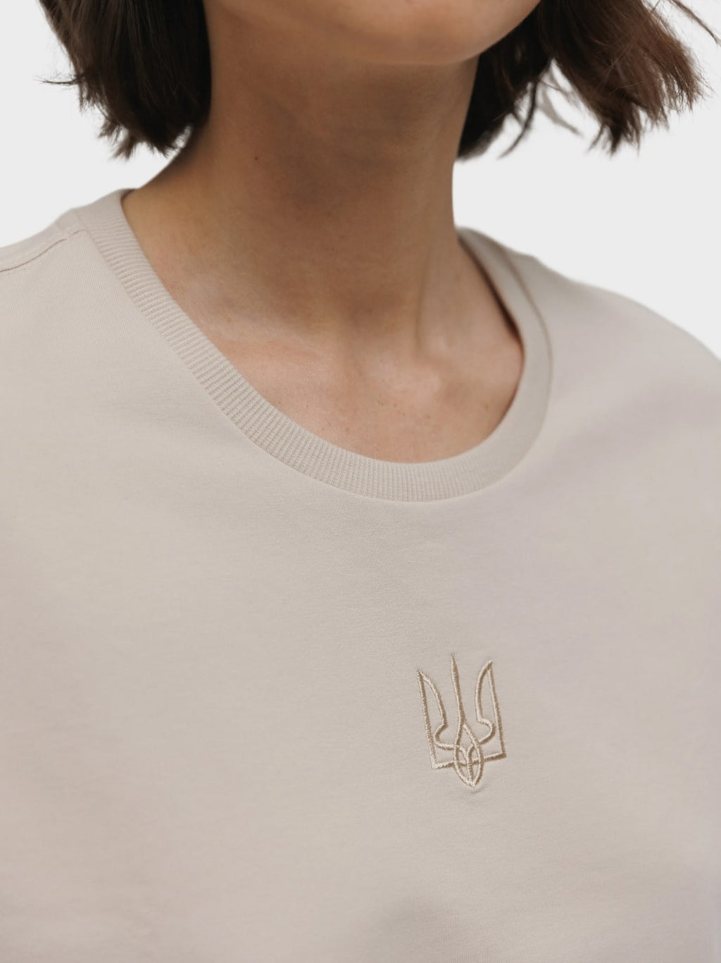 Футболка жіноча бежева з вишитим тризубом